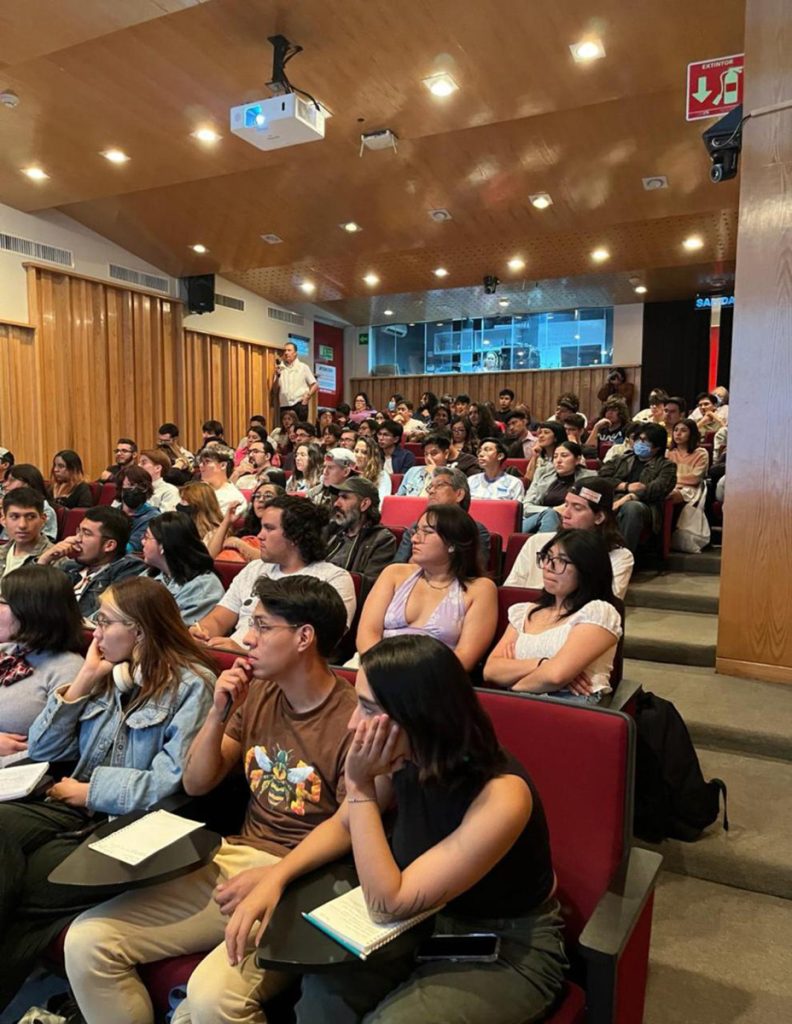 Auditorio ÆMartín L. Gutierrez" con alumnos escuchando la ponencia de Francisco Faccin.
