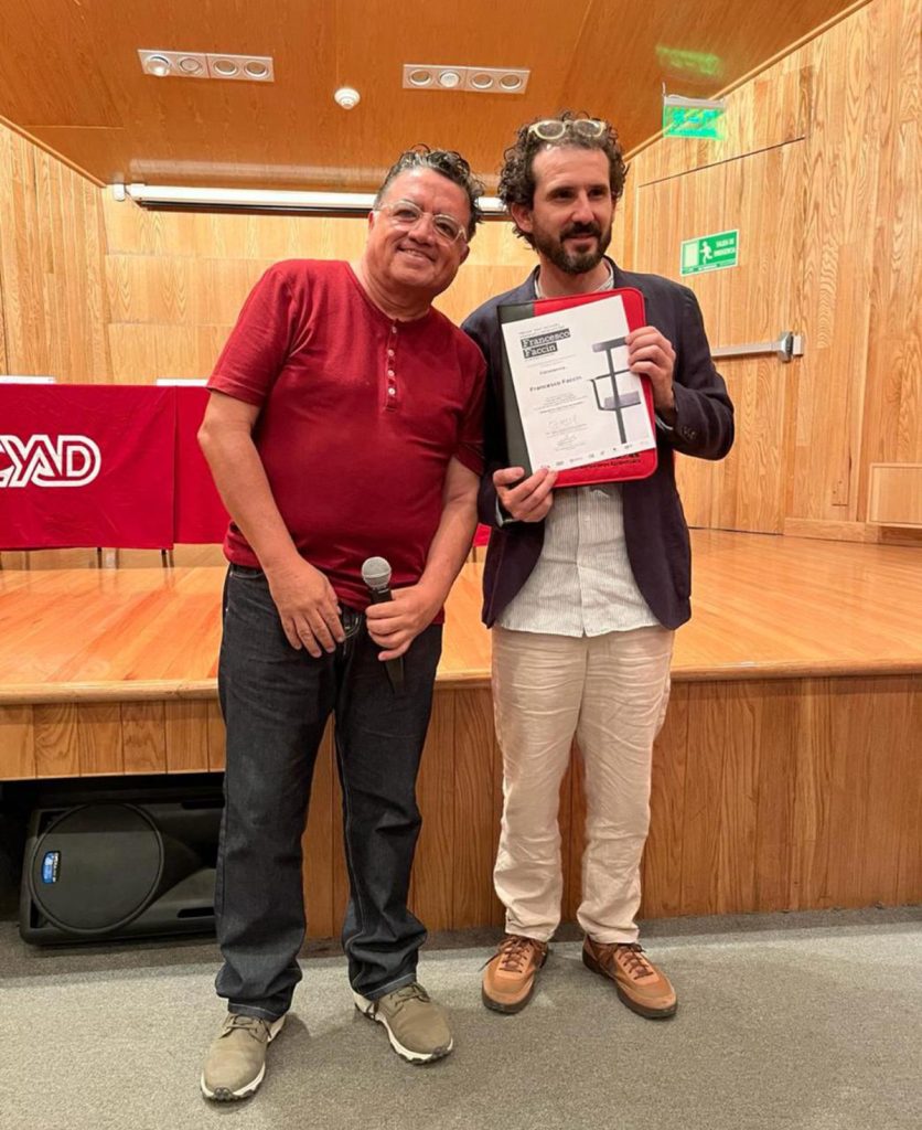 El Diseñador Italiano, Francisco Faccin, recibiendo cu diploma de manos del DI. Alejandro Huradto Farfán
