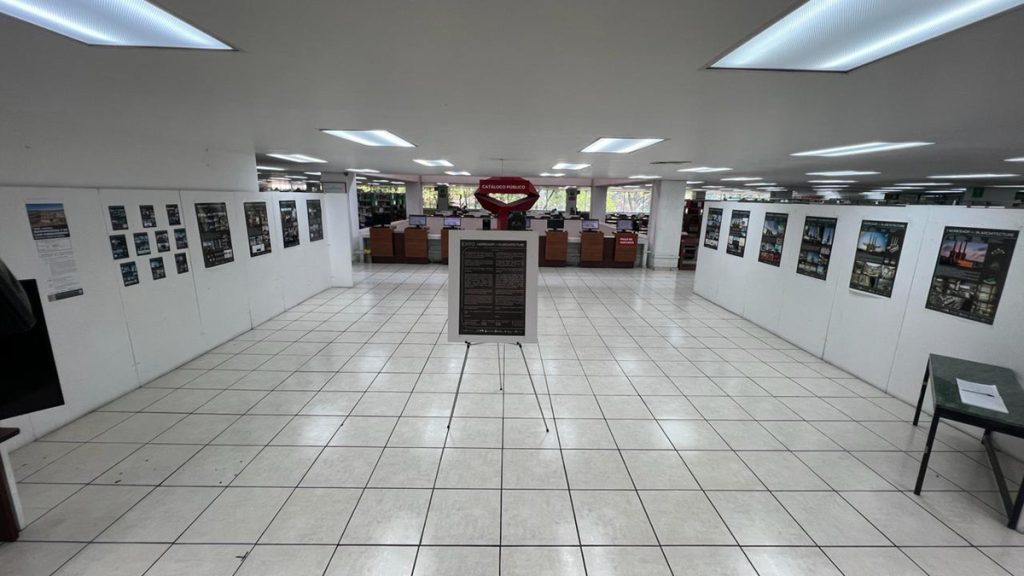 Exposición en el vestíbulo de la biblioteca de la unidad Azcapotzalco de la Universidad Autónoma Metropolitana (UAM).